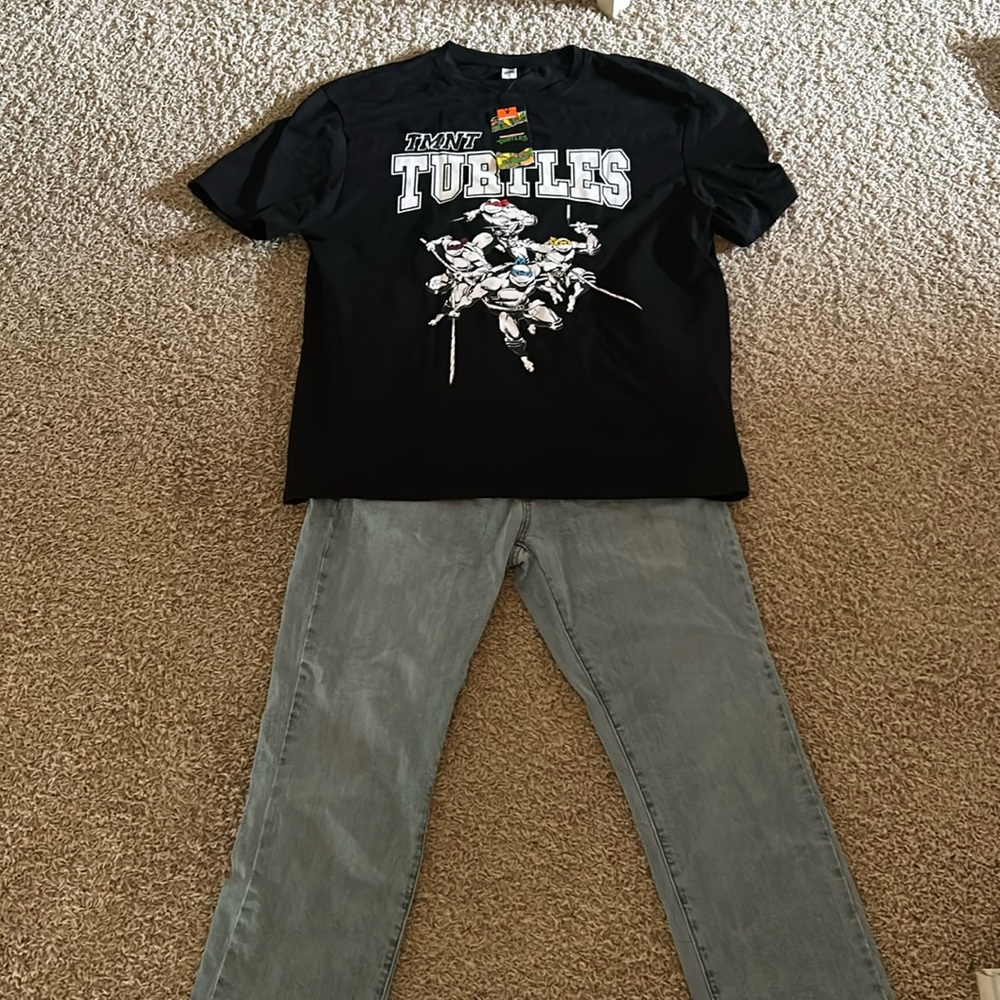 Men’s outfit bundle , crew neck t shirt , 32 by 32 men’s jeans
